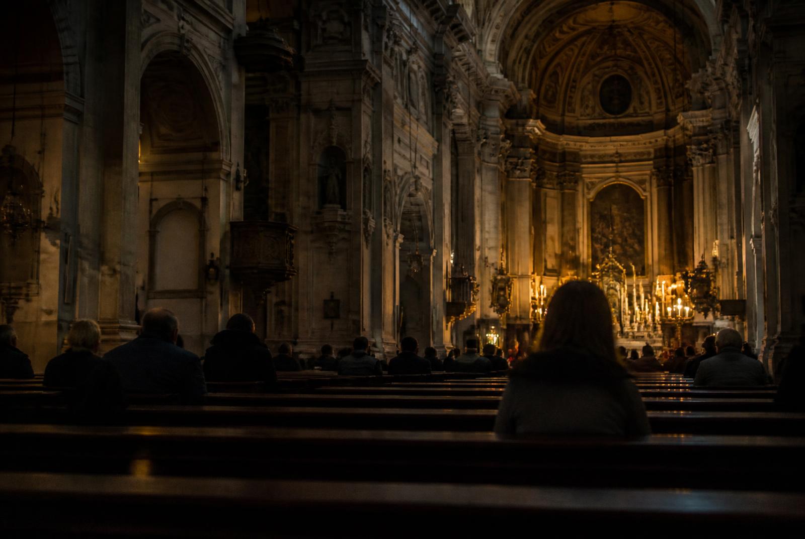 Intérieur d'une grande basilique éclairé à la bougie pendant une veillée nocturne